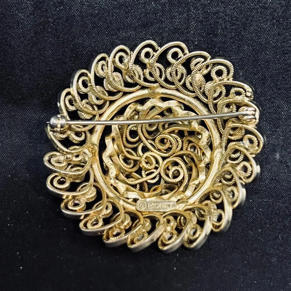 Vintage Monet Gold Tone Open Work Hat Shaped Brooch (5008) - Picture 3 of 5
